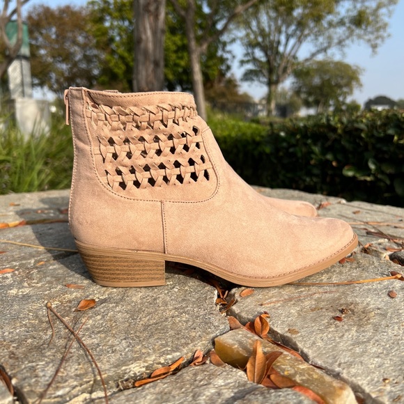 New beautiful braided tan bootie - Picture 9 of 9